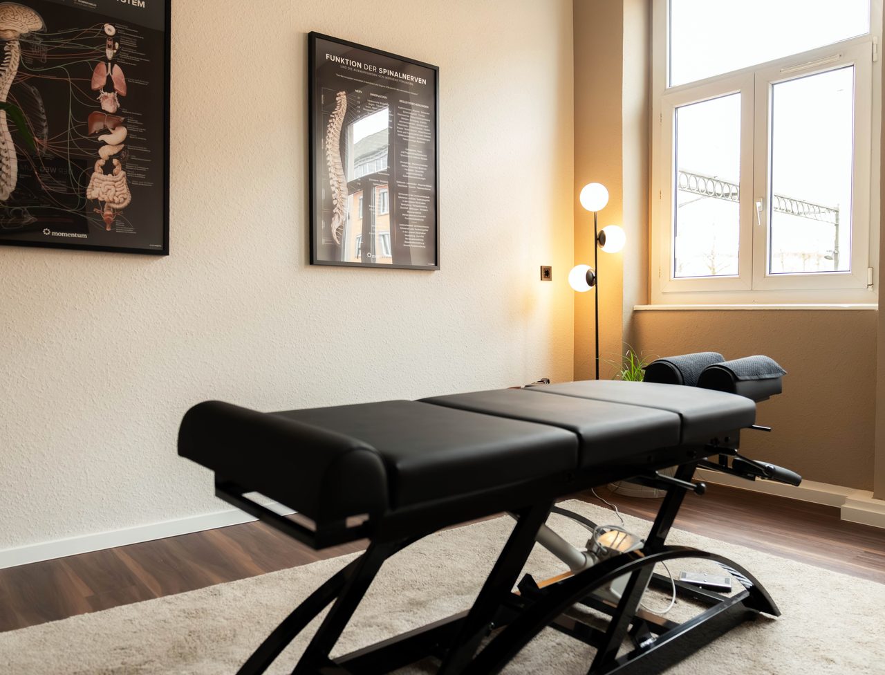 Behandlungszimmer – Momentum Praxis